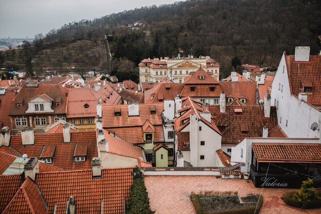 Panorama di Praga con i tetti e la chiesa rossi. Vista della città della città vecchia di Praga. Tonalità di colori grigi rustici.