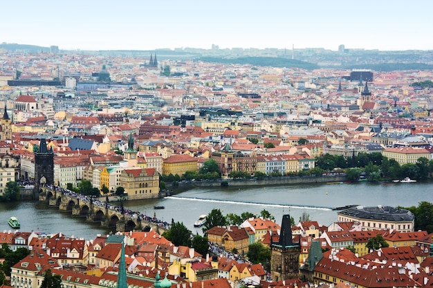 Panorama di Praga con il Ponte Carlo e il fiume Moldava.