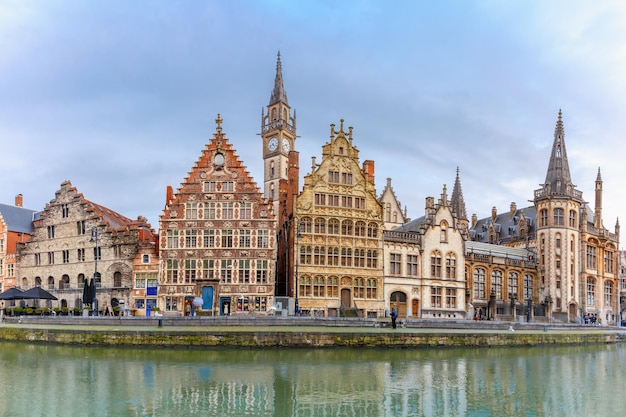 Panorama di Quay Graslei nella città di Gand in Belgio