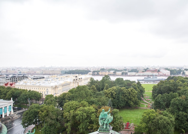 Panorama di San Pietroburgo con strade e canali di architettura di edifici storici