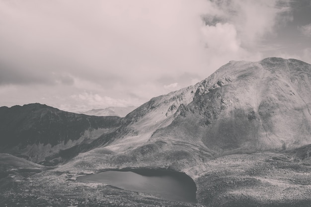 Panorama di scene lacustri in montagna, parco nazionale Dombay, Caucaso, Russia, Europa. Cielo blu drammatico e paesaggio soleggiato in giornata estiva