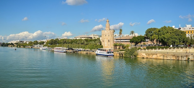 Panorama di Siviglia la Torre d'Oro e l'argine del fiume