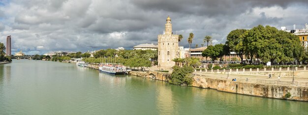 Panorama di Siviglia la Torre d'Oro e l'argine