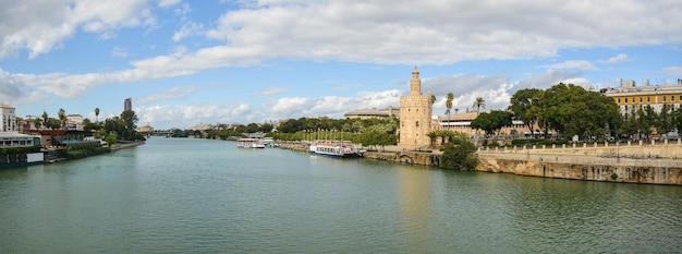 Panorama di Siviglia la Torre d'Oro e l'argine