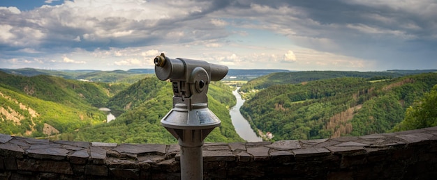 Panorama di un'ansa fluviale nell'Eifel con il binocolo