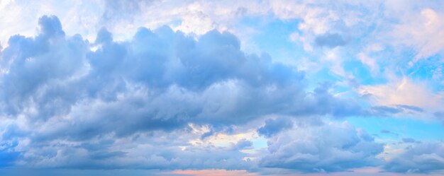 Panorama di un cielo nuvoloso blu