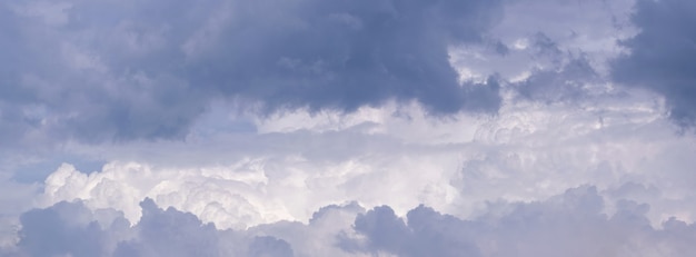 Panorama di un cielo nuvoloso con nuvole di tempesta grigie