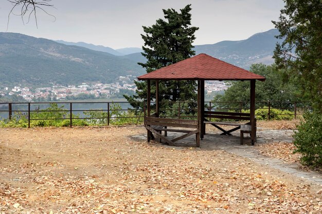 Panorama di un lago di montagna Orestiada e della città di Kastoria in una giornata nuvolosa Macedonia nord-ovest della Grecia