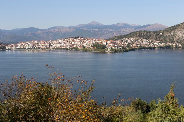 Panorama di un lago di montagna Orestiada e della città Kastoria in una giornata di sole Macedonia nord-ovest della Grecia