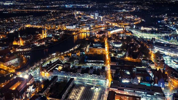 Panorama di una città del nord Europa illuminata di notte da un'altezza