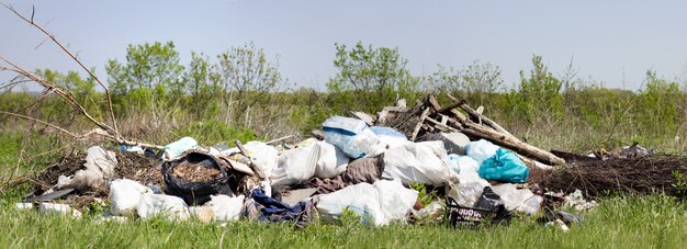 Panorama di una discarica in un campo