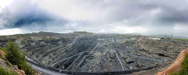 Panorama di una grande cava di magnesite