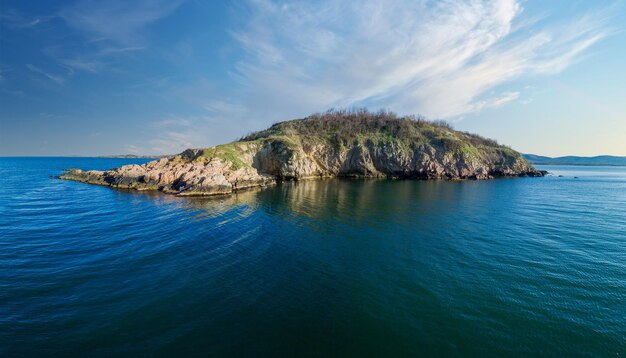 Panorama di una spiaggia con sabbia e pietre vicino al Mar Nero sotto la luce del tramonto in Bulgaria