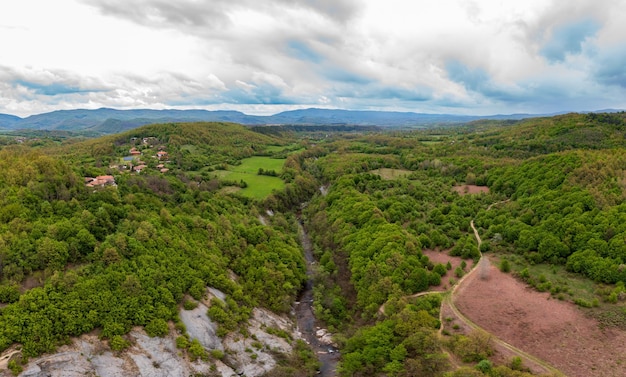 Panorama di una valle con vista dall'alto cascata Viaggio in Bulgaria Hristovski cascata