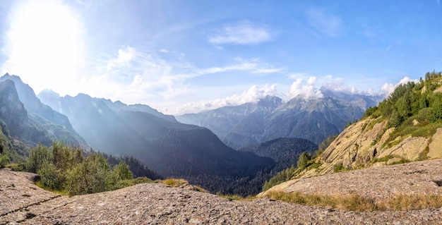 Panorama di una valle di montagna con colline una giornata di sole