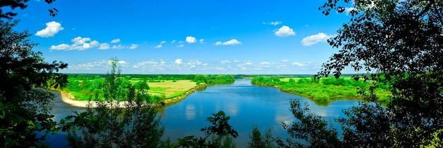 Panorama di vista sul fiume