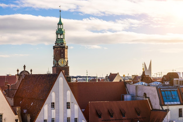 Panorama di Wroclaw vista dei tetti colorati delle vecchie case a schiera edifici storici sulla piazza del mercato Wroclaw Polonia