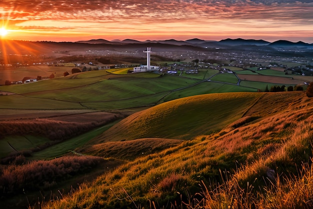 Panorama drammatico l'alba della domenica mattina di Pasqua con croce sulla collina