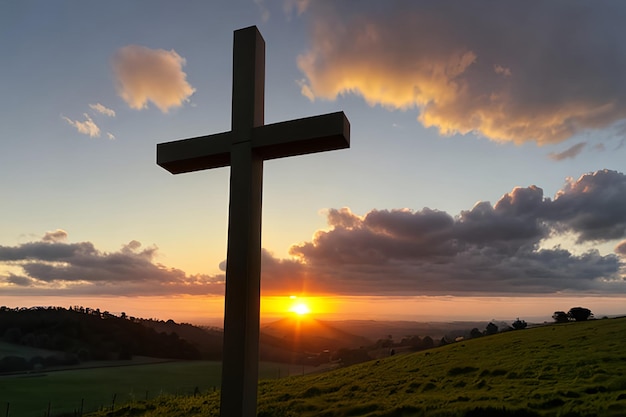 Panorama drammatico l'alba della domenica mattina di Pasqua con croce sulla collina