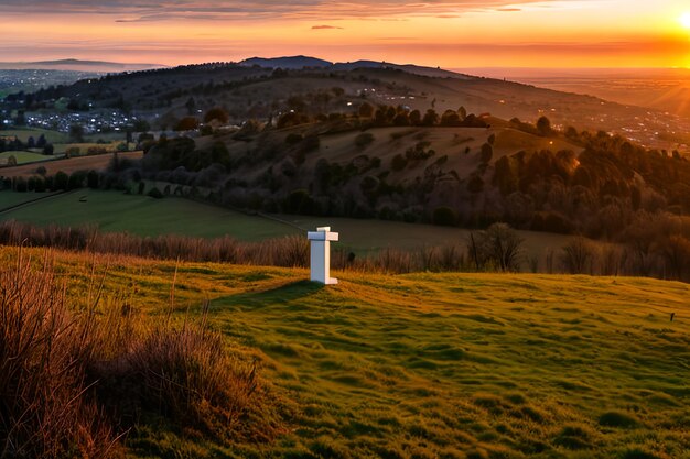 Panorama drammatico l'alba della domenica mattina di Pasqua con croce sulla collina