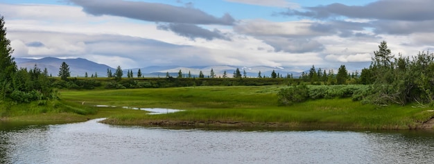 Panorama estivo del fiume a Yamal