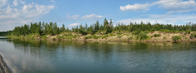 Panorama estivo del fiume a Yamal