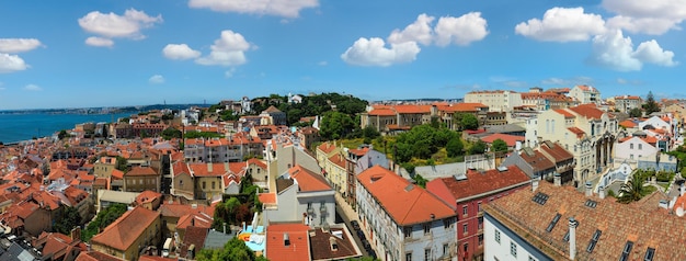 Panorama estivo della città di Lisbona Portogallo Le persone sono irriconoscibili