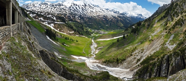 Panorama estivo della montagna dalla strada Holzbodentunnel (Warth, Vorarlberg, Austria).