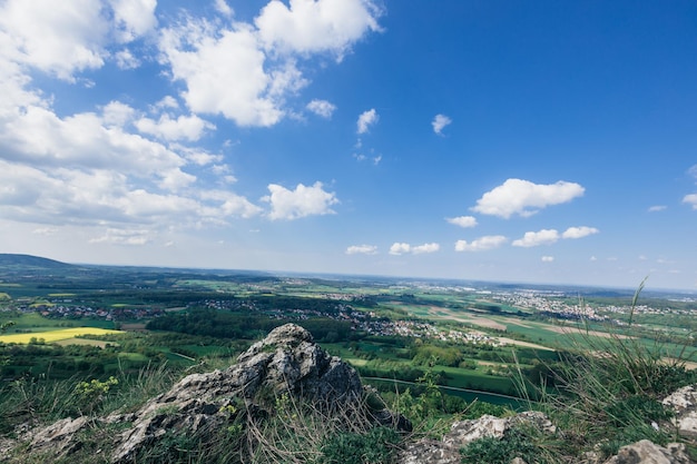 Panorama estivo delle montagne in Europa