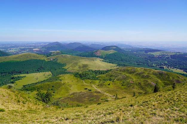 Panorama francese della vecchia montagna Puy de DÃƒÂ´me vulcano in Auvergne, Francia