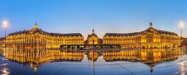 Panorama iconico di Place de la Bourse con il tram e la fontana a specchio d'acqua a Bordeaux - Francia, Gironda