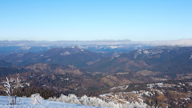 Panorama invernale delle montagne in una giornata di sole Carpazi Ucraina