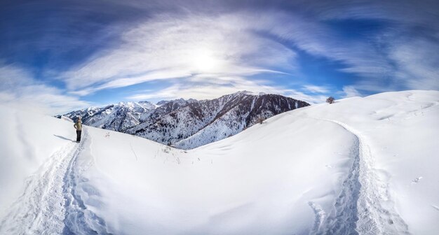 Panorama invernale delle montagne