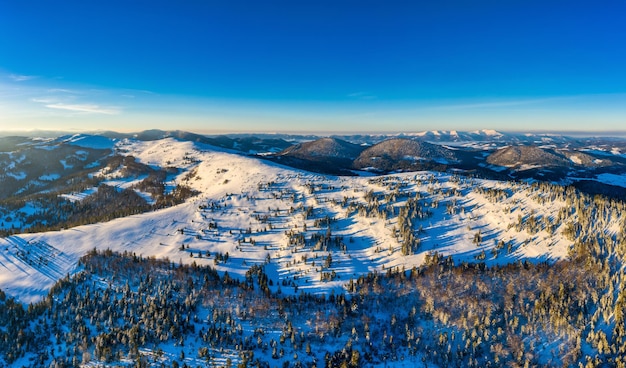 Panorama invernale pittoresco delle colline di montagna