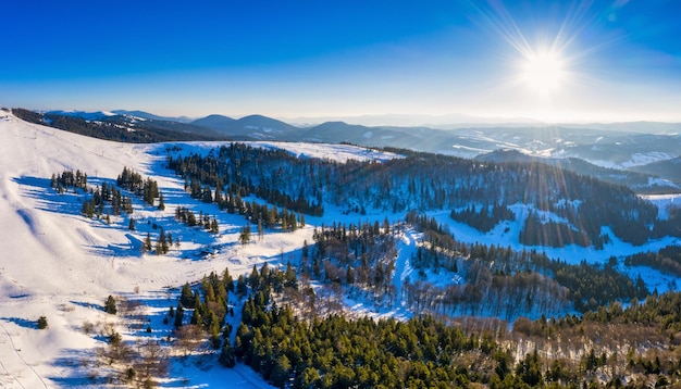 Panorama invernale pittoresco delle colline di montagna