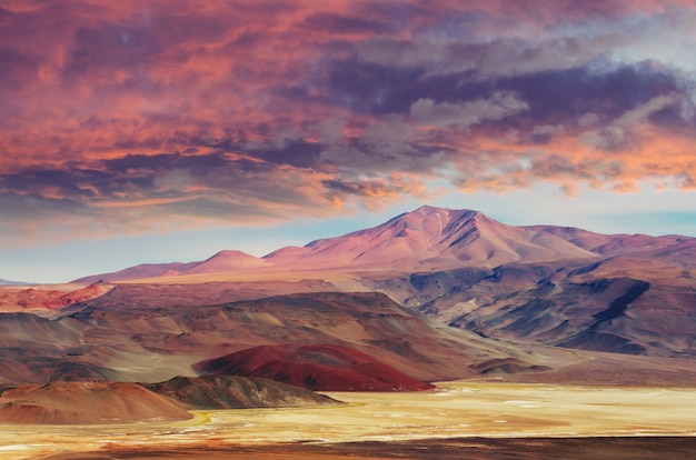 Panorama mozzafiato delle montagne dell'Altiplano, Sud America, Argentina