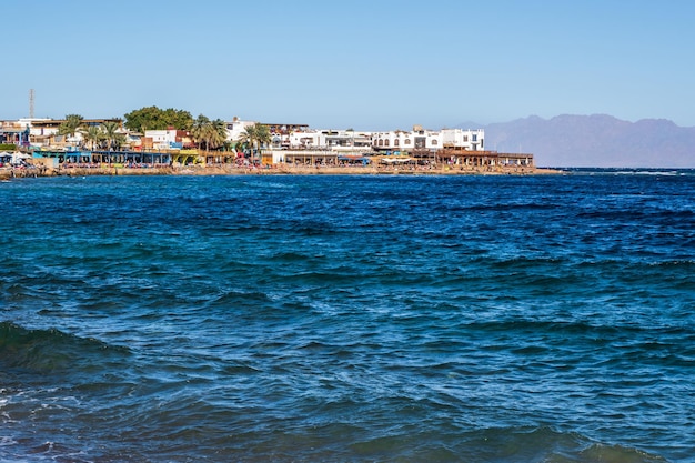 Panorama nella catena montuosa del sinai egitto simile ai paesaggi marziani con vista sul mare