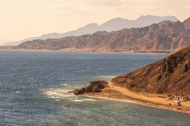 Panorama nella catena montuosa del sinai egitto simile ai paesaggi marziani con vista sul mare