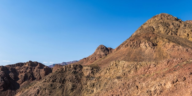 Panorama nella catena montuosa del sinai egitto simile ai paesaggi marziani