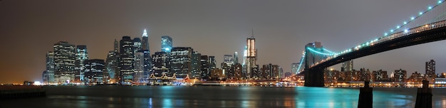 PANORAMA NOTTURNO DELLA CITTÀ DI NEW YORK