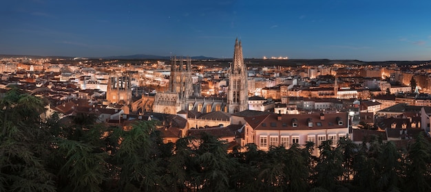 Panorama notturno della città medievale di Burgos, Castilla y Leon, Spagna.