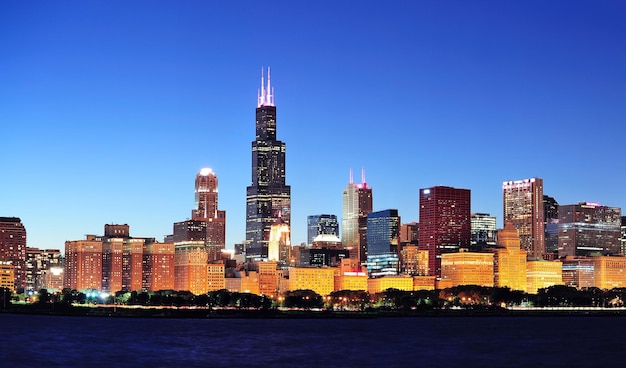 Panorama notturno di Chicago