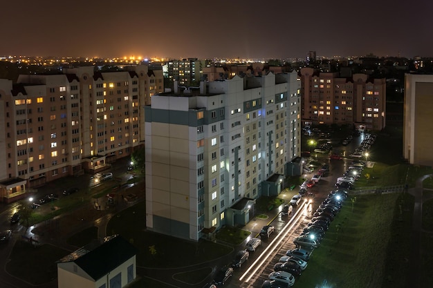 Panorama notturno di luce nelle finestre di una vita edilizia a più piani in una grande città