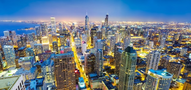 Panorama Paesaggio urbano di Chicago al litorale, vista di notte