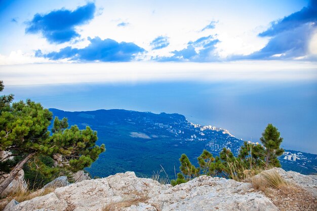 Panorama russo della linea costiera e delle colline del Mar Nero della Crimea