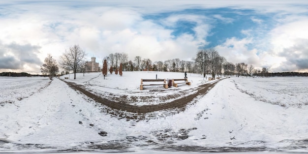 Panorama senza cuciture sferico completo invernale Vista angolare a 360 gradi su strada in un parco innevato con cielo blu vicino al lago ghiacciato della città in proiezione equirettangolare Contenuto VR AR