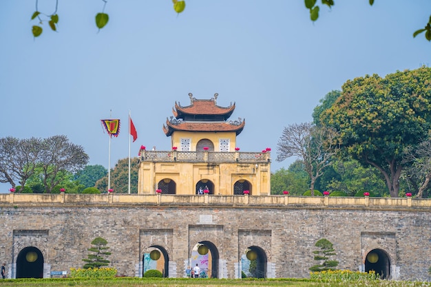 Panorama Settore centrale della cittadella imperiale di Thang Longil complesso culturale che comprende il recinto reale costruito per la prima volta durante la dinastia Ly Un sito patrimonio mondiale dell'UNESCO ad Hanoi Doan Mon gate