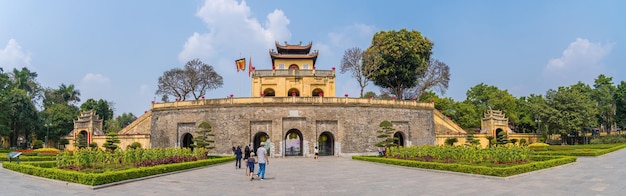 Panorama Settore centrale della cittadella imperiale di Thang Longil complesso culturale comprendente il recinto reale costruito per la prima volta durante la dinastia Ly Un sito patrimonio mondiale dell'UNESCO ad Hanoi Doan Mon gate