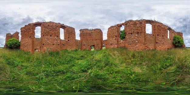 Panorama sferico completo a 360 gradi senza soluzione di continuità in un panorama di proiezione equidistante equirettangolare vicino all'antica chiesa abbandonata in rovina prima della tempesta Contenuto VR