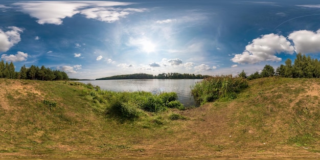 Panorama sferico completo e senza soluzione di continuità 360 per 180 angolo di visione sulla riva del fiume neman di larghezza in una soleggiata giornata estiva in proiezione equirettangolare contenuto di realtà virtuale VR pronto